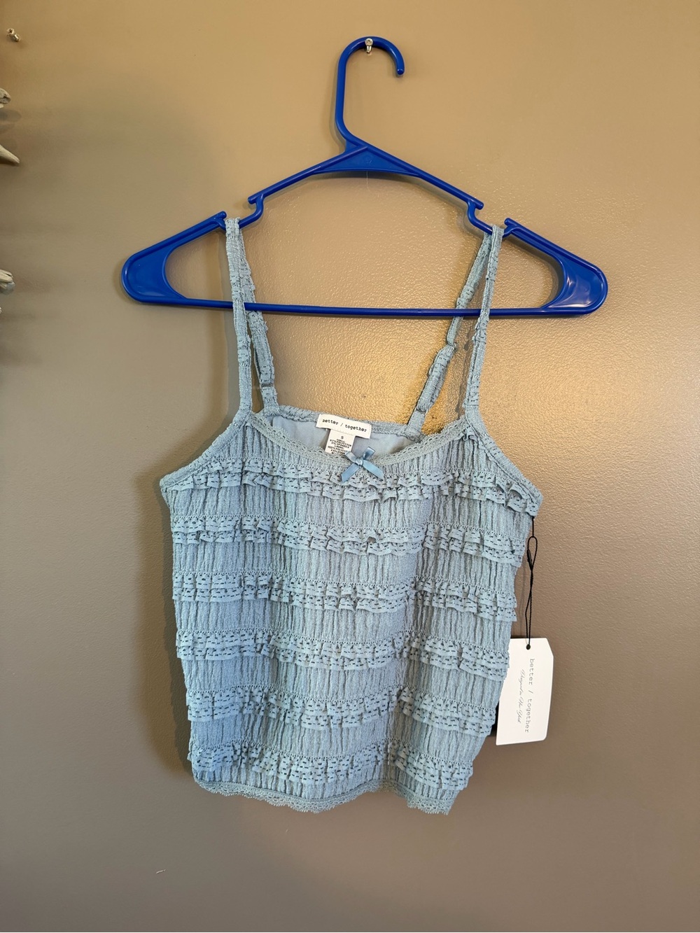 Blue cropped lace stretchy tank top in light blue